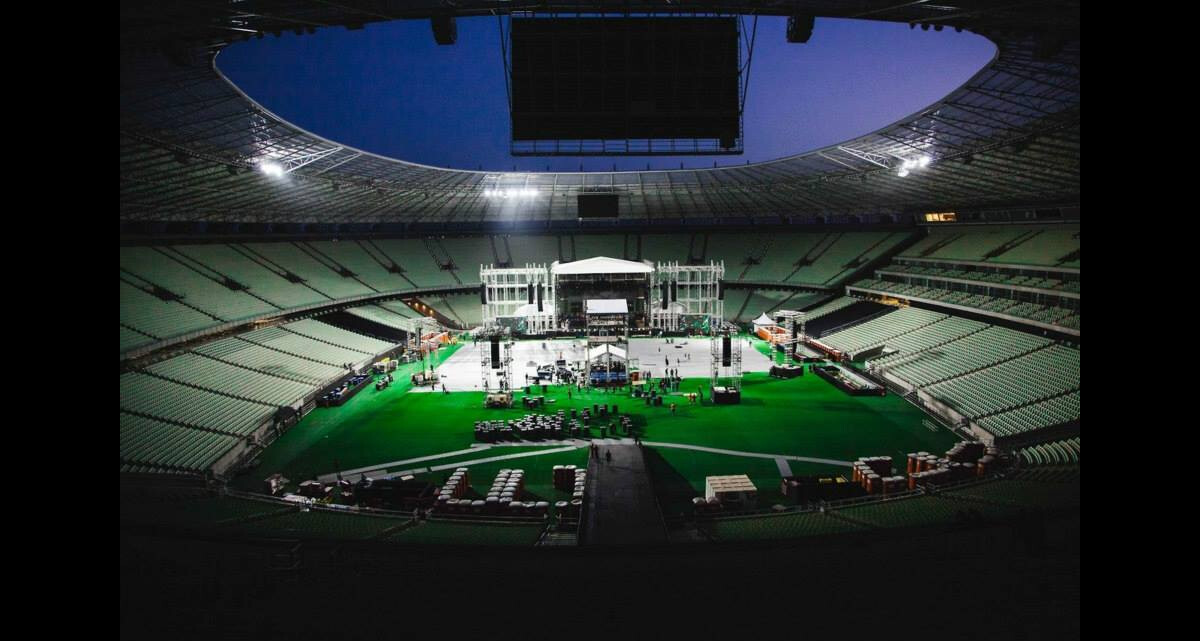 Foto: Preparação do palco para o show de Beyoncé na Arena Castelão, em ...