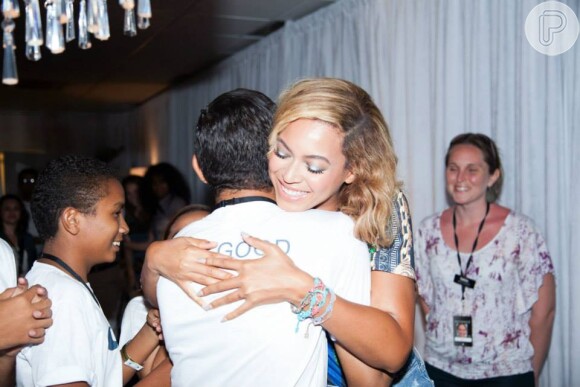 Beyoncé recebeu visita de crianças da Central Única de Favelas nos bastidores do show no estádio Castelão