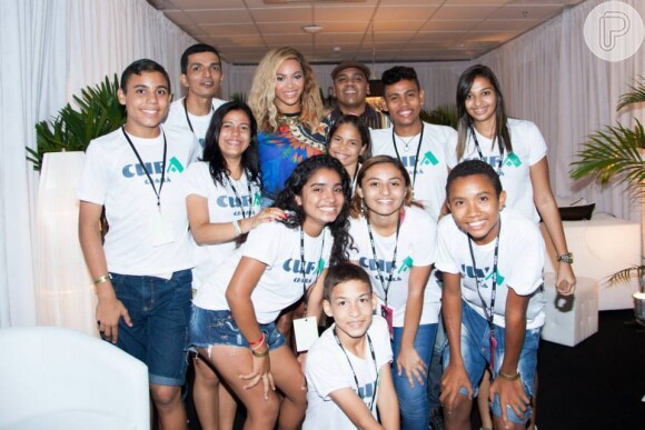 As crianças visitaram os bastidores do show porque recentemente a Cufa fechou uma parceria com a cantora para fortalecer as ações sociais