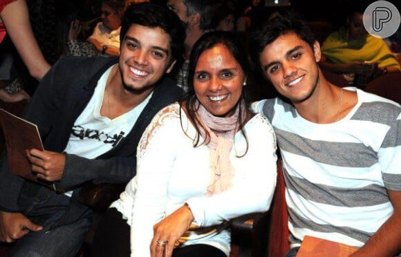 Felipe e Rodrigo Simas com a mãe Ana Sang