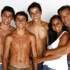Felipe Simas posa, sem camisa, ao lado dos irmãos, Bruno Gissoni e Rodrigo Simas, do pai, Beto Simas, e da mãe, Ana Sang