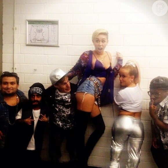Miley Cyrus faz apresentação em programa de TV com uma banda de anões em setembro de 2013