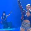 Miley Cyrus canta em programa da TV alemã com um grupo de anões