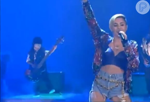 Miley Cyrus canta em programa da TV alemã com um grupo de anões