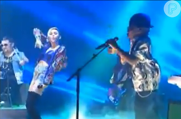 Miley Cyrus interage com os músicos da banda formada por anões