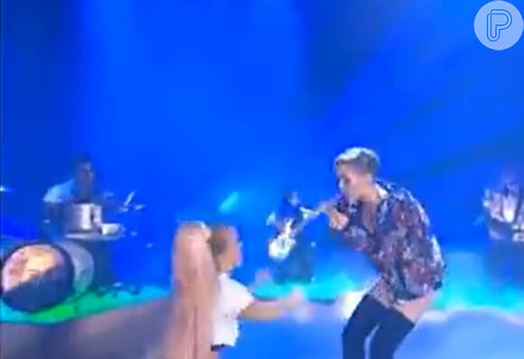 Miley Cyrus faz performance com uma anã em programa de TV na Alemanha