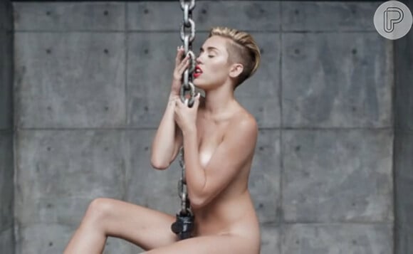 A cantora Miley Cyrus aparece completamente sem roupa em seu clipe