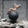 Miley Cyrus aparece nua sobre uma bola de ferro usada em demolições