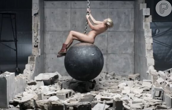 Miley Cyrus aparece nua sobre uma bola de ferro usada em demolições