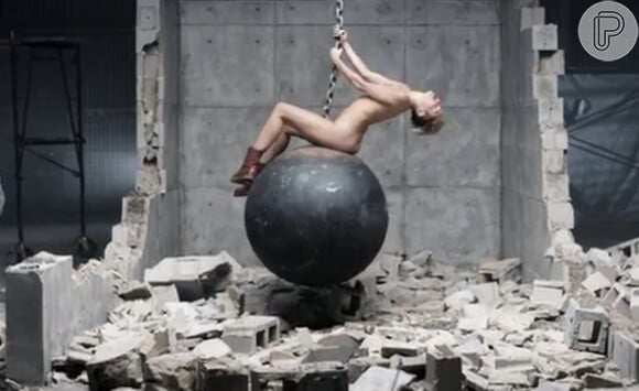 Miley Cyrus aparece nua no clipe de seu single 'Wrecking Ball' em 9 de setembro de 2013