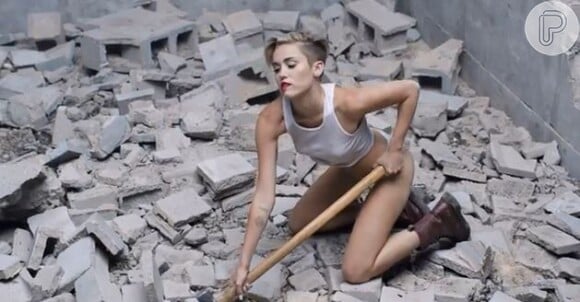 Miley Cyrus sensualiza em seu clipe usando calcinha e top em meio a ruínas