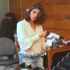 Isis Valverde arruma o cabelo em gravação de comercial da marca Seda