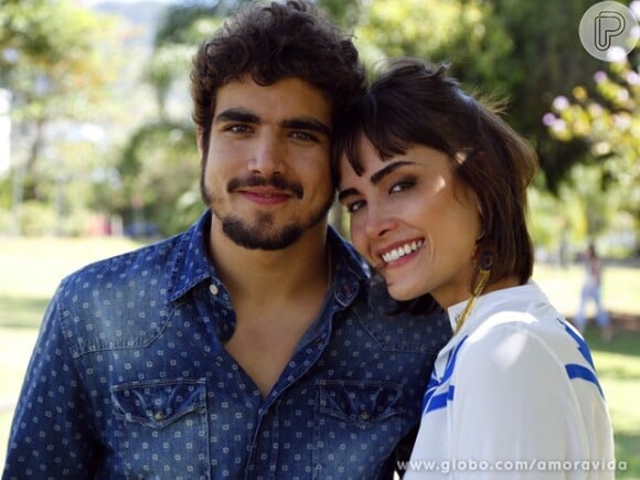 Caio Castro e Maria Casadevall posam para fotos após gravação de 'Amor à Vida'