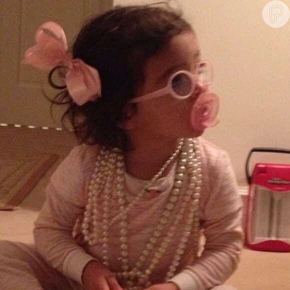 Mariah Carey compartilha foto da filha, Monroe, na rede social Instagram, em 18 de dezembro de 2012