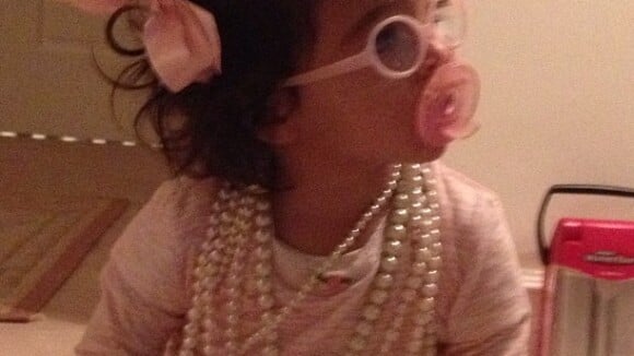 Mariah Carey posta foto da filha, Monroe, cheia de pérolas no pescoço