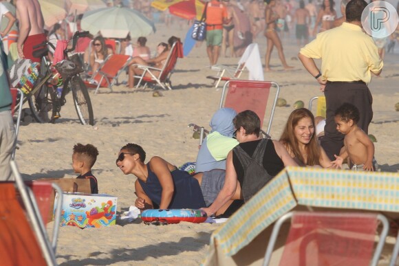 Alicia Keys curte praia com o filho, Egypt, de 3 anos