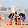 Alicia Keys brinca com seu filho, Egypt, em praia do Rio de Janeiro, em 10 de setembro de 2013