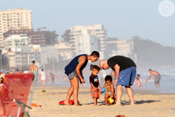 Alicia Keys brinca com seu filho, Egypt, em praia do Rio de Janeiro, em 10 de setembro de 2013