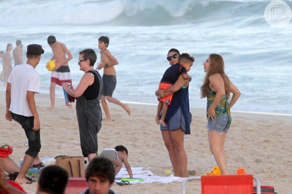 Alicia Keys curte praia com o filho, Egypt, com marido e alguns amigos