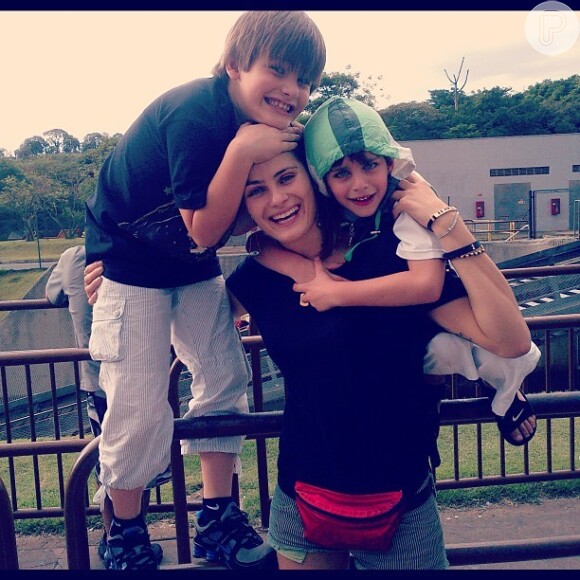 Isabeli Fontana se diverte com filhos, Zion e Lucas, em parque de diversões, em 18 de dezembro de 2012