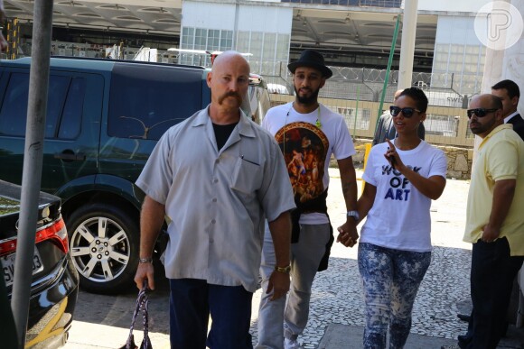 Alicia Keys e o marido, Swizz Beatz, chegam no aeroporto Santos Dumont, no Rio