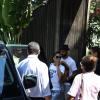 Antes de entrar no carro, Alicia Keys mandou beijinhos para fãs que foram vê-la de perto na porta do hotel, no Rio