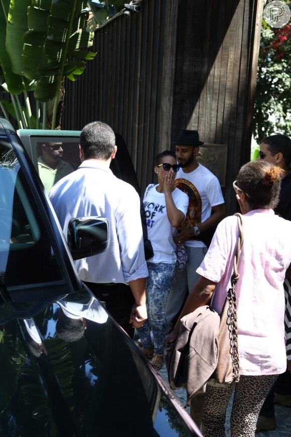 Antes de entrar no carro, Alicia Keys mandou beijinhos para fãs que foram vê-la de perto na porta do hotel, no Rio
