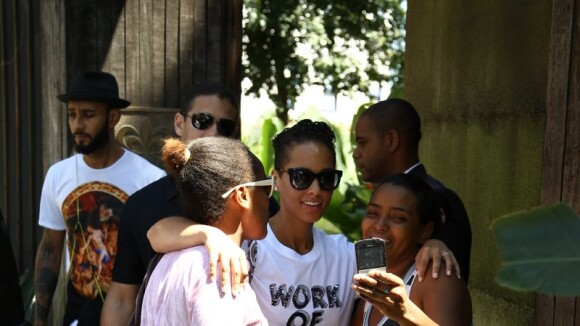Alicia Keys atende fãs na porta de hotel e segue para show em São Paulo
