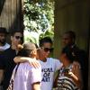 Alicia Keys conversa com duas fãs antes de seguir para o aeroporto Santos Dumont