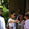 A cantora Alicia Keys mostrou simpatia ao cumprimentar fãs na porta do hotel Santa Teresa, no Rio