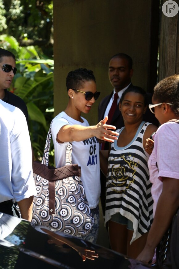 A cantora Alicia Keys mostrou simpatia ao cumprimentar fãs na porta do hotel Santa Teresa, no Rio