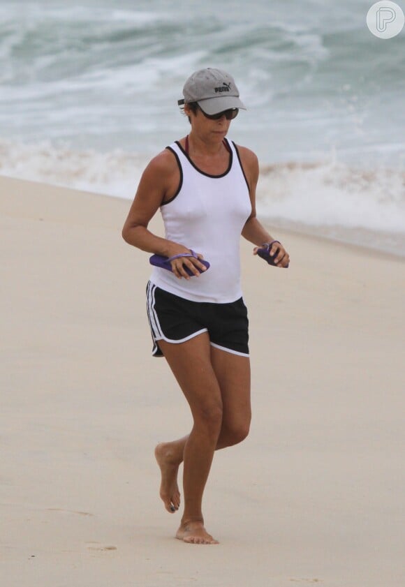Andréa Beltrão se destaca pela boa forma aos 50 anos. Ela mantém o corpo com dieta saudável, corridas na praia e andando de bicicleta