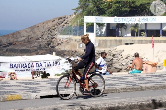Uma das formas de Andrea Beltrão manter a boa forma é andando de bicicleta na orla da praia