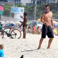 Rodrigo Hilbert curte dia de praia na companhia dos filhos