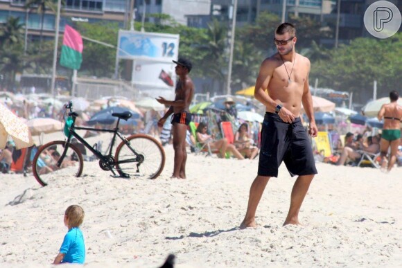 Rodrigo Hilbert aproveitou o bom tempo desta sexta-feira (13), para curtir dia de praia com os filhos