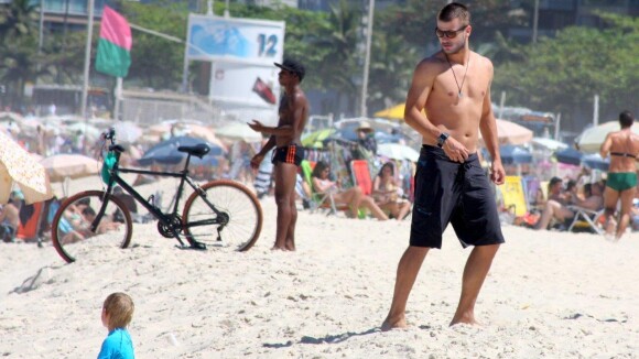 Rodrigo Hilbert curte dia de praia na companhia dos filhos