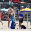 Rodrigo Hilbert mostrou corpo sarado ao se alongar na praia