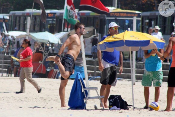 Rodrigo Hilbert mostrou corpo sarado ao se alongar na praia