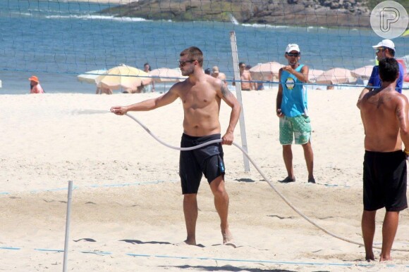 Rodrigo Hilbert foi visto na praia do Leblon, Zona Sul do Rio de Janeiro