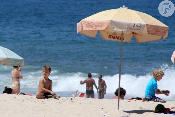 João e Francisco brincaram juntos na praia do Leblon, Zona Sul do Rio de Janeiro