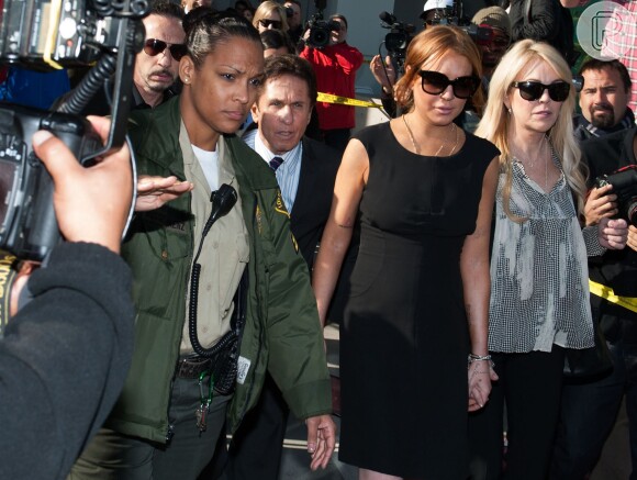 A mãe de Lindsay Lohan já foi liberada e terá de comparecer ao tribunal no próximo dia 24