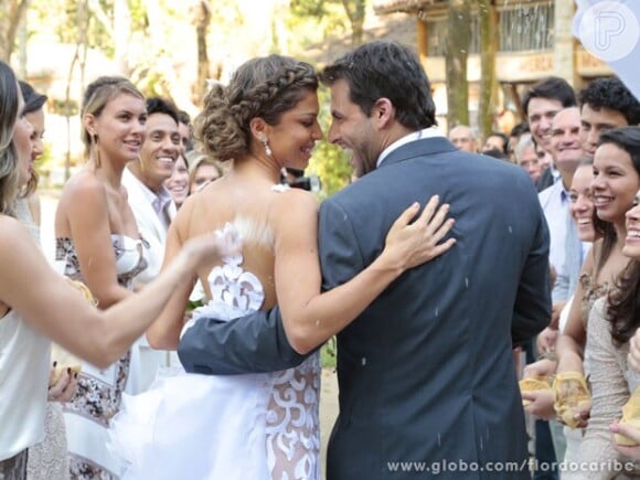 Ester (Grazi Massafera) e Cassiano (Henri Castelli) finalmente se casam no último capítulo de 'Flor do Caribe', em 13 de setembro de 2013