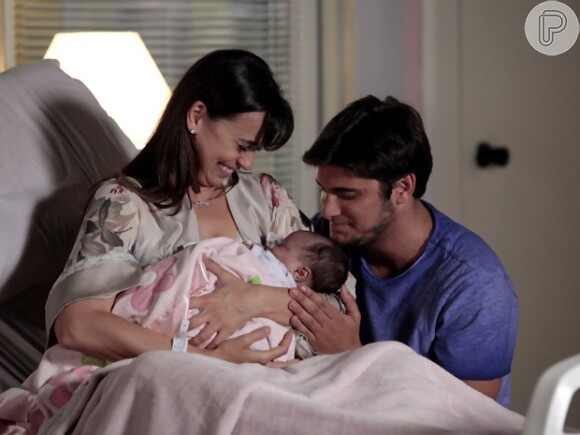 Natália (Daniela Escobar) e Juliano (Bruno Gissoni) celebram o nascimento da filha, Janaína, no fim de 'Flor do Caribe'