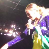 Fã que derrubou Beyoncé no palco pagou R$ 3 mil por show: 'Só abracei, ela caiu'