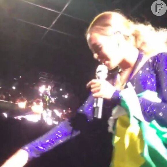 Beyoncé foi surpreendida por um fã, o estudante Caio Miller, de 18 anos, durante sua apresentação em São Paulo, neste domingo, 15 de setembro de 2013