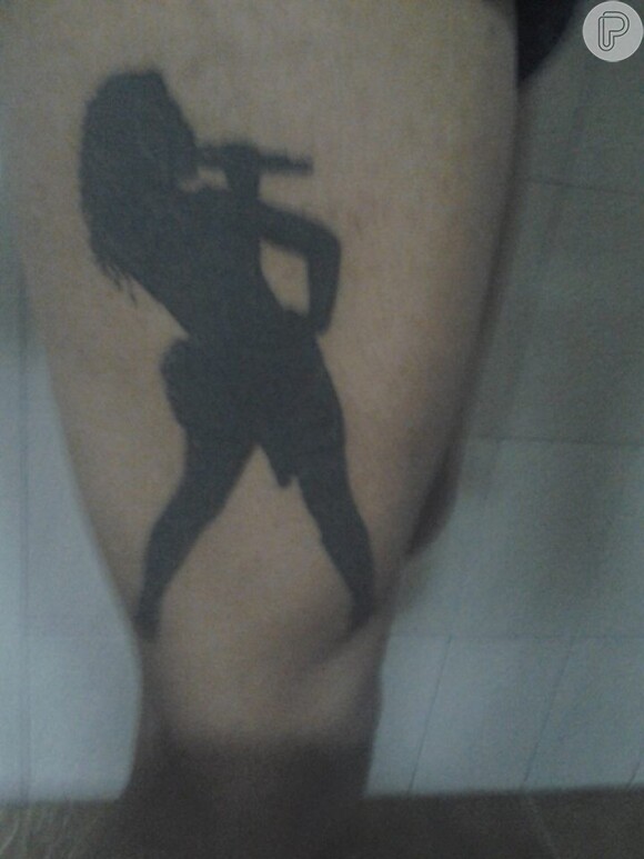 Caio também tatuou na perna direita a sombra do corpo de Beyoncé