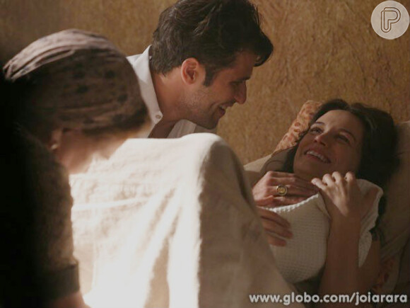 Franz (Bruno Gagliasso) chega à casa de Amelia (Bianca Bin) bem no momento em que ela está dando à luz a Pérola (Mel Maia), em 'Joia Rara, em 23 de setembro de 2013