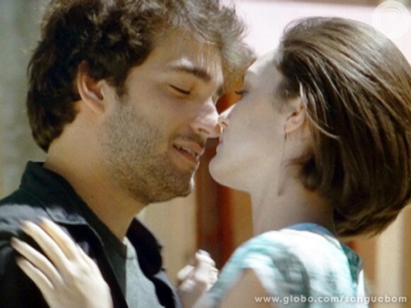 Giane (Isabelle Drummond) e Fabinho (Humberto Carrão) se beijam, em 'Sangue Bom'