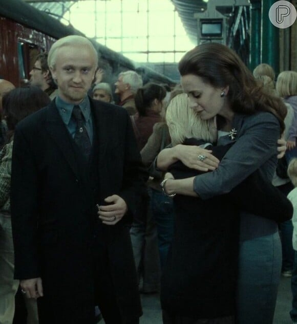 O casal Draco Malfoy e Astoria Greengrass se casa e, dezenove anos depois do último ano da guerra final da saga, eles acompanham o filho, Scorpius Malfoy, para seu primeiro ano em Hogwarts