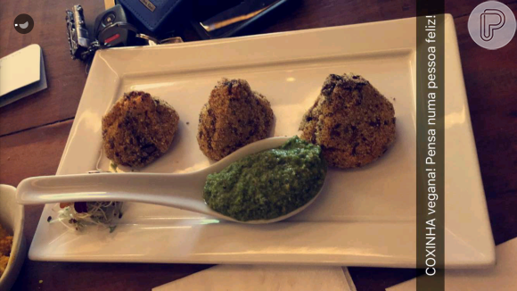 Bruna Marquezine comeu coxinha vegana antes do treino de pilates